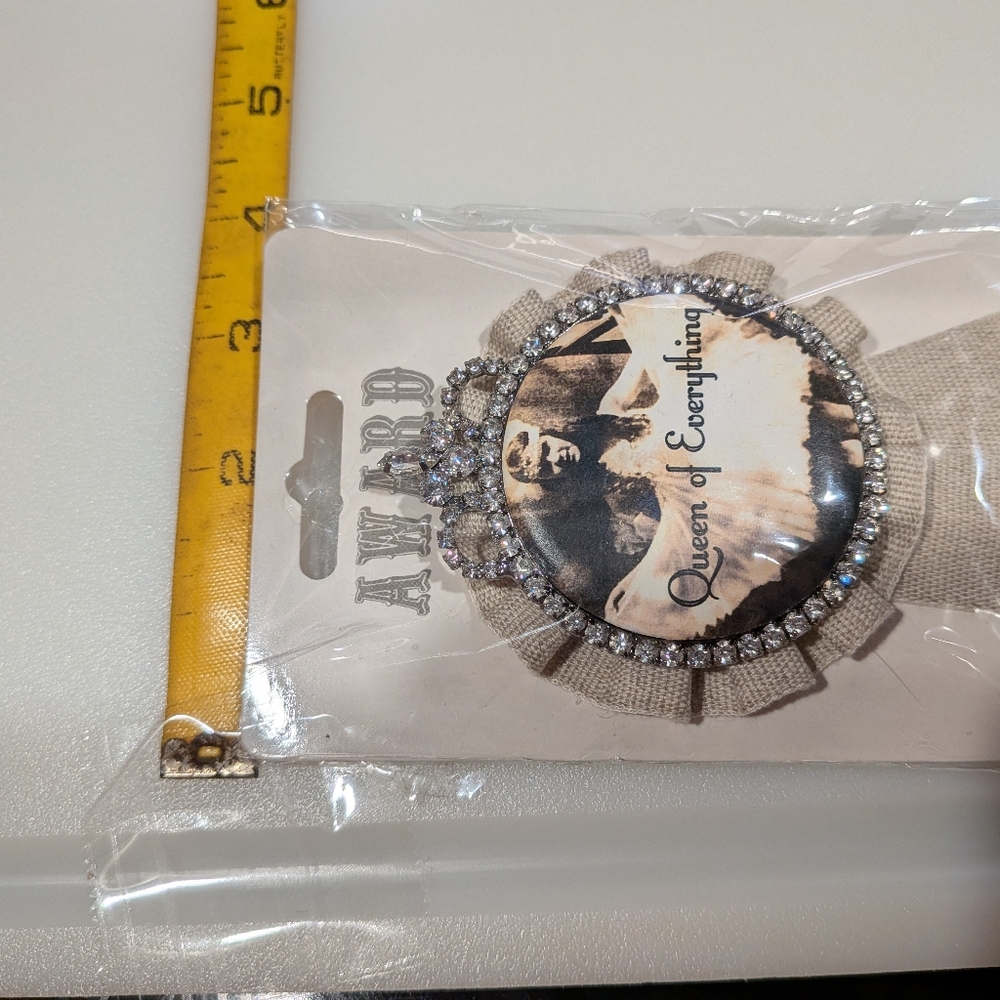 Queen Of Everything Pin/Brooch Ribbon New In Package - Picture 7 of 8